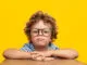 Como escolher o melhor tipo de lente para controle de miopia infantil